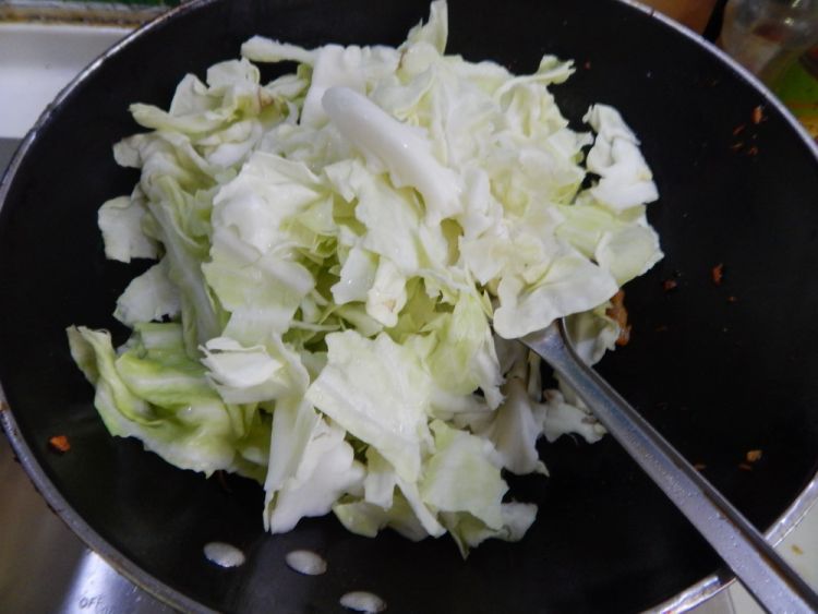 包菜炒腊肉步骤6