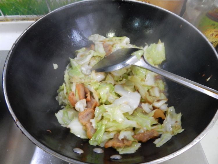 包菜炒腊肉步骤9