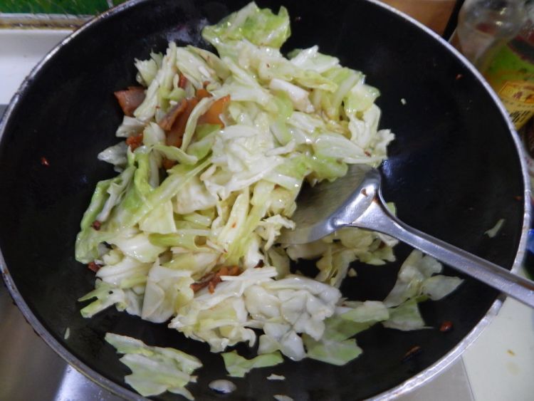包菜炒腊肉步骤7