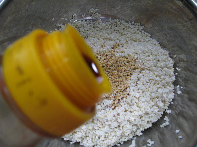 腊肉咸蛋黄糯米粽步骤3