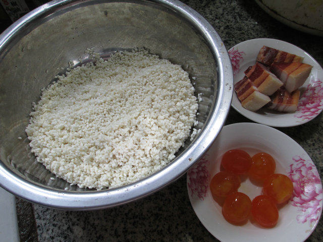 腊肉咸蛋黄糯米粽步骤1