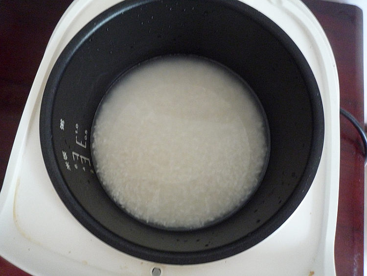 腊味蚕豆饭步骤1