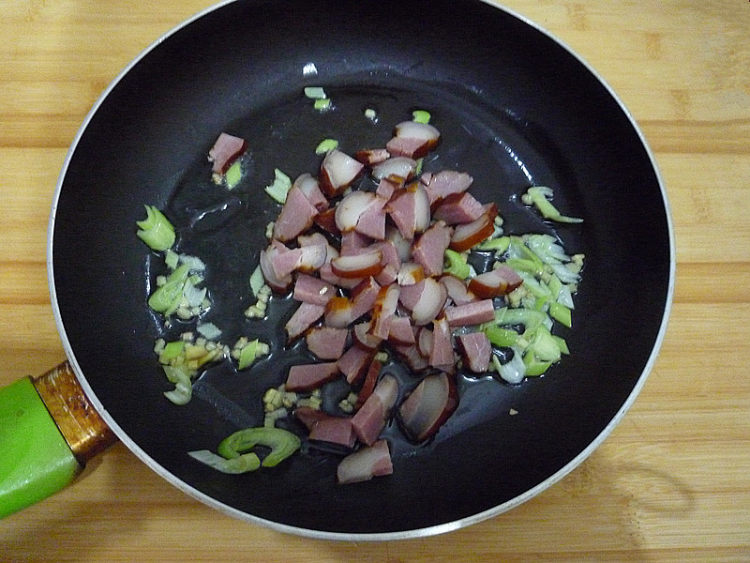 腊味蚕豆饭步骤5