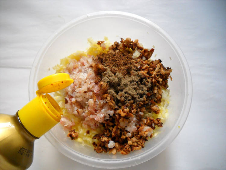 香菇圆白菜腊肉包子步骤7