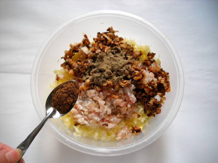 香菇圆白菜腊肉包子步骤6