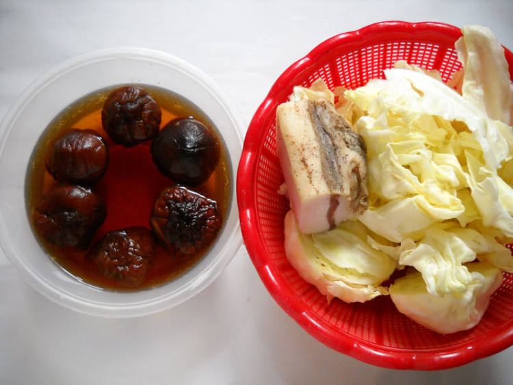 香菇圆白菜腊肉包子步骤4
