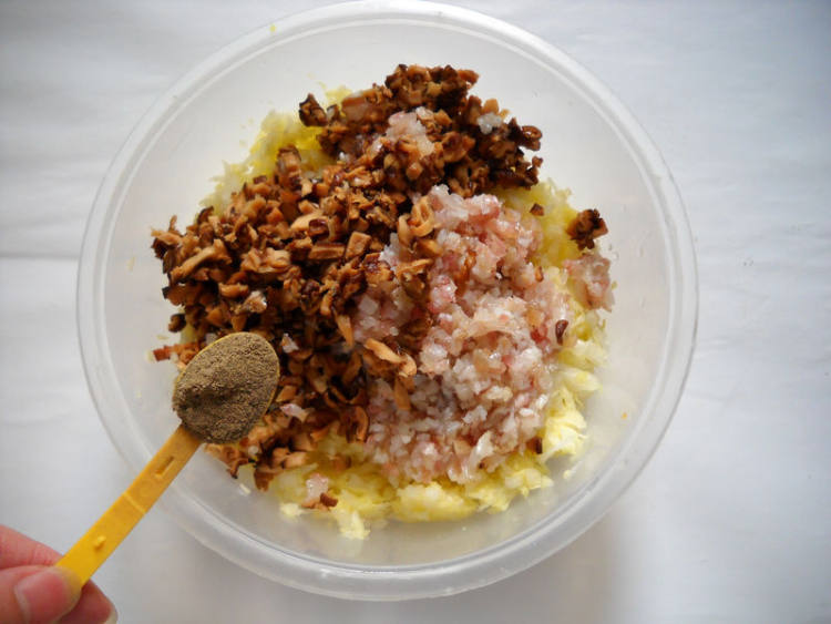 香菇圆白菜腊肉包子步骤5