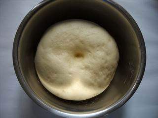 香菇圆白菜腊肉包子步骤3