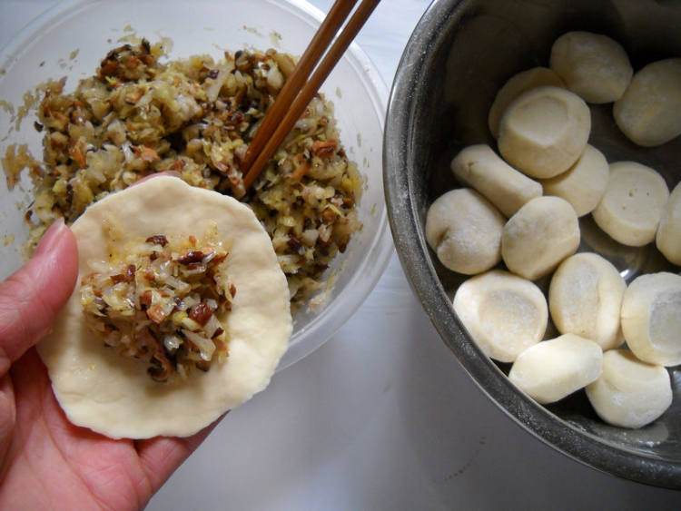 香菇圆白菜腊肉包子步骤9