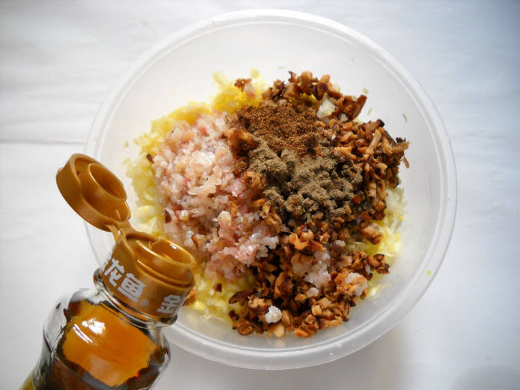 香菇圆白菜腊肉包子步骤8