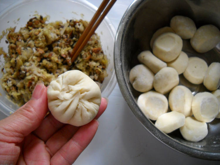 香菇圆白菜腊肉包子步骤10