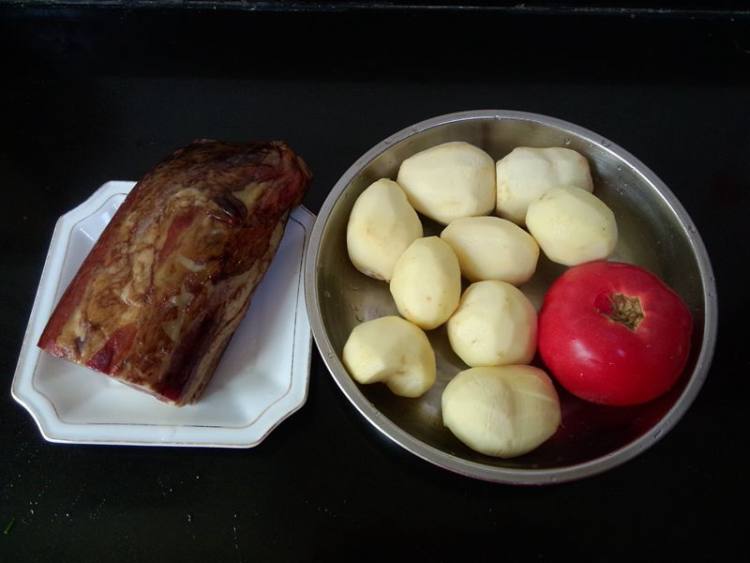 腊肉炖土豆步骤1