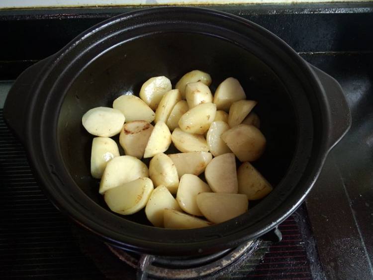 腊肉炖土豆步骤6