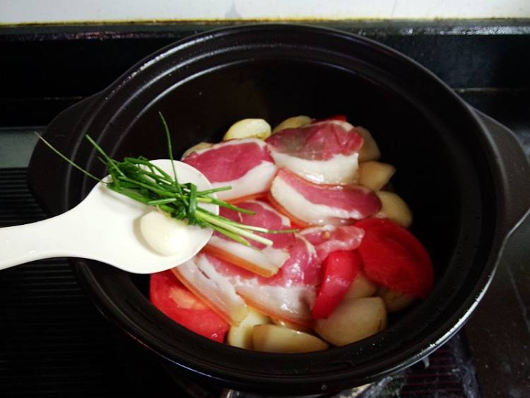 腊肉炖土豆步骤9