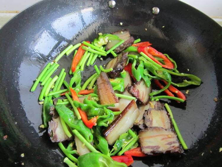 腊肉炒鸡蛋步骤9