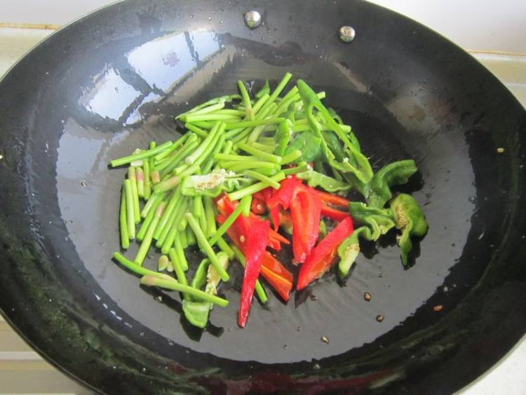 腊肉炒鸡蛋步骤7