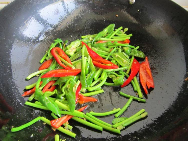 腊肉炒鸡蛋步骤8
