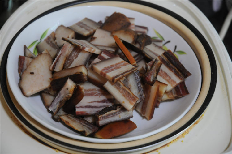 腊肉鲜蔬一锅焖步骤1