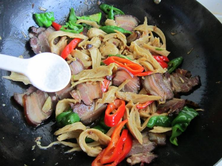 腊肉炒面筋步骤10