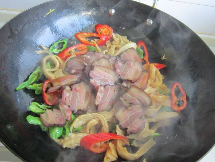 腊肉炒面筋步骤9