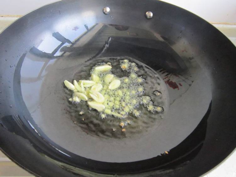 腊肉炒面筋步骤6