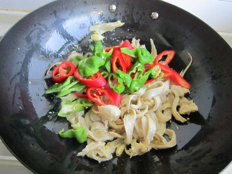 腊肉炒面筋步骤7
