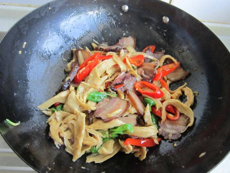 腊肉炒面筋步骤11