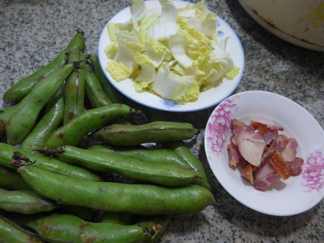 腊肉蚕豆炒娃娃菜步骤1