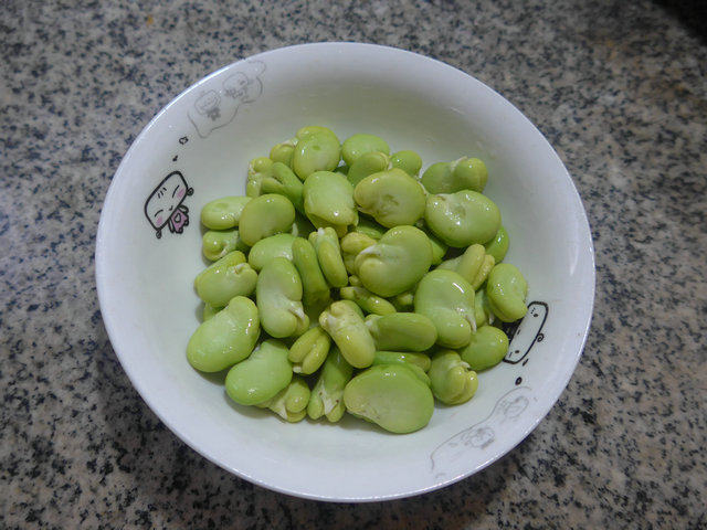 腊肉蚕豆炒娃娃菜步骤2