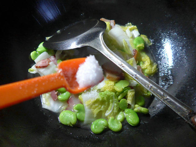 腊肉蚕豆炒娃娃菜步骤7