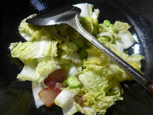 腊肉蚕豆炒娃娃菜步骤4
