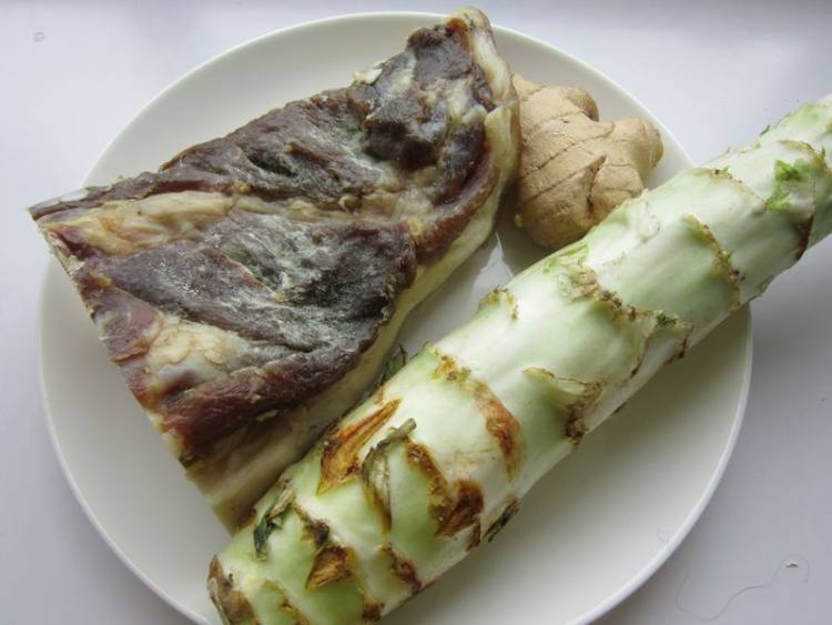 莴笋炖腊肉步骤1