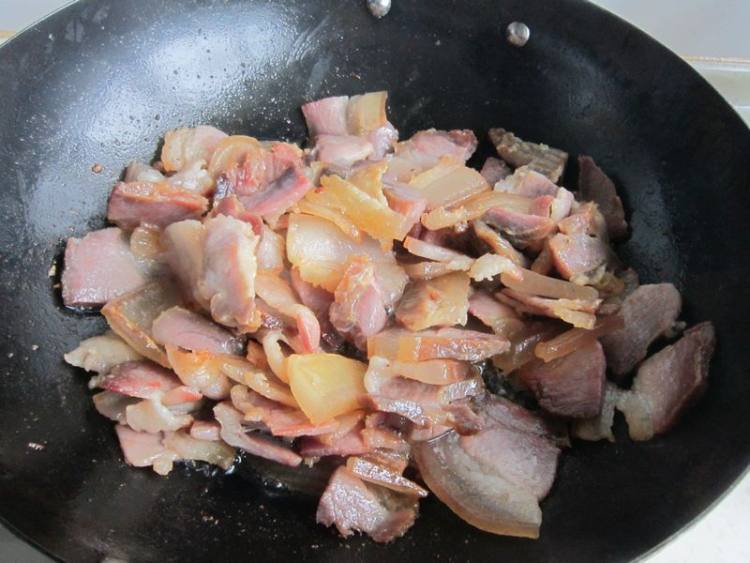 莴笋炖腊肉步骤6