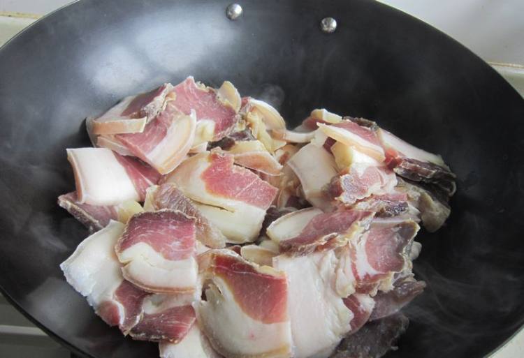莴笋炖腊肉步骤5