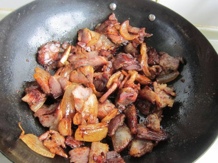 莴笋炖腊肉步骤7