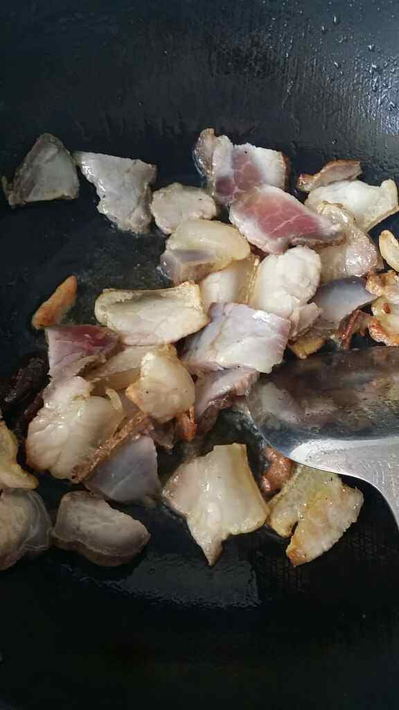 腊肉焖红葱头步骤4