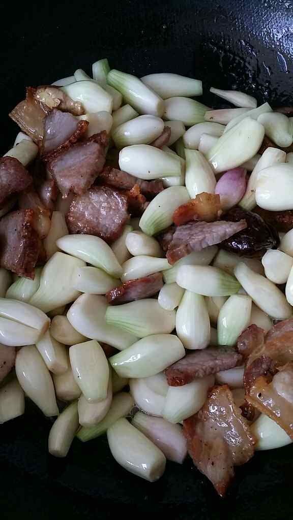 腊肉焖红葱头步骤6