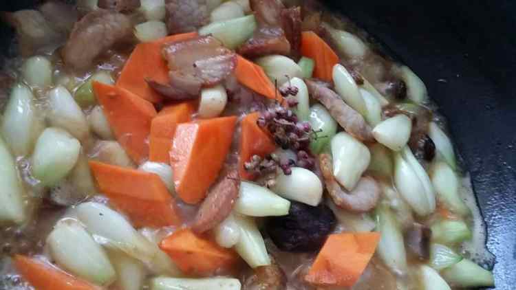 腊肉焖红葱头步骤9