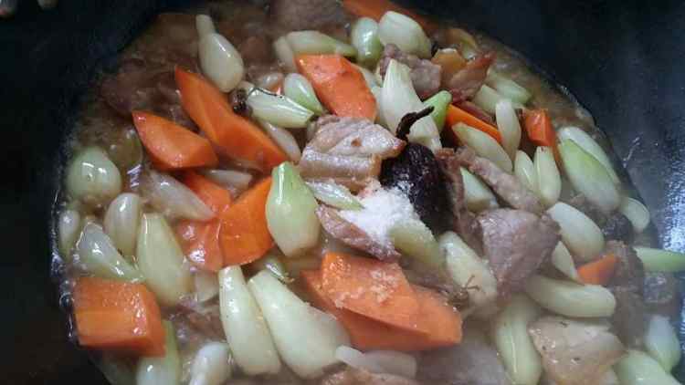 腊肉焖红葱头步骤10