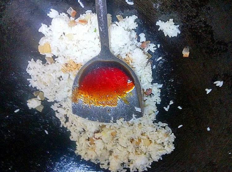 腊肉鸡蛋炒饭步骤4