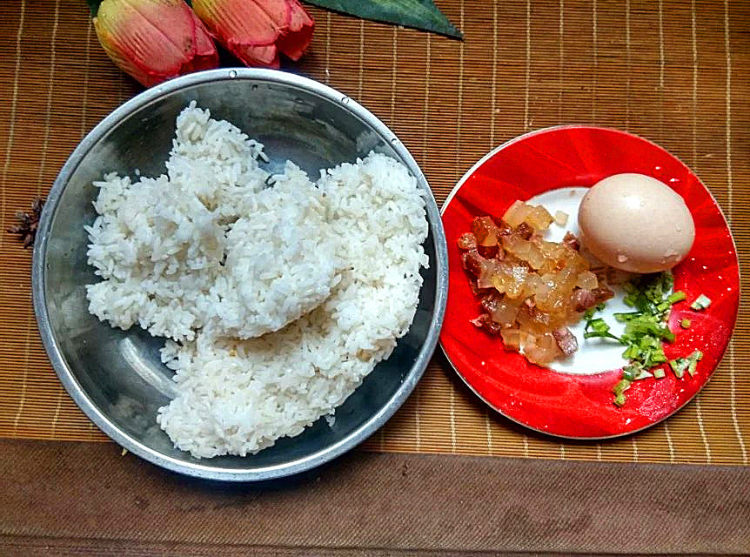 腊肉鸡蛋炒饭步骤1