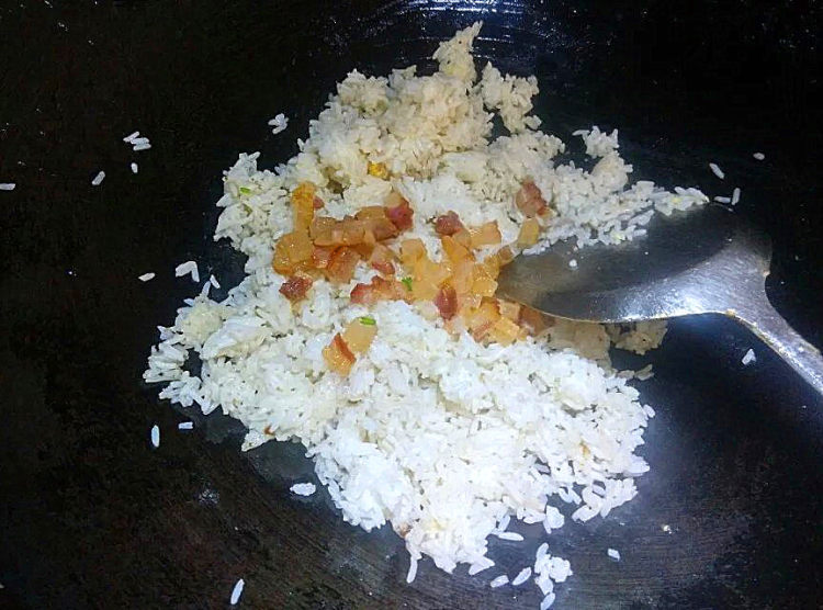 腊肉鸡蛋炒饭步骤3
