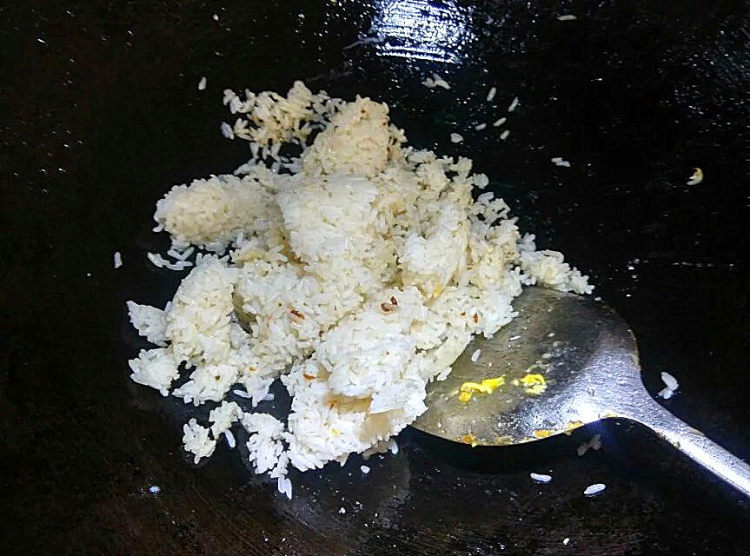 腊肉鸡蛋炒饭步骤2