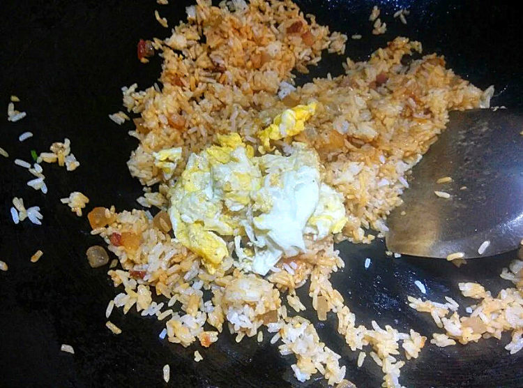 腊肉鸡蛋炒饭步骤5