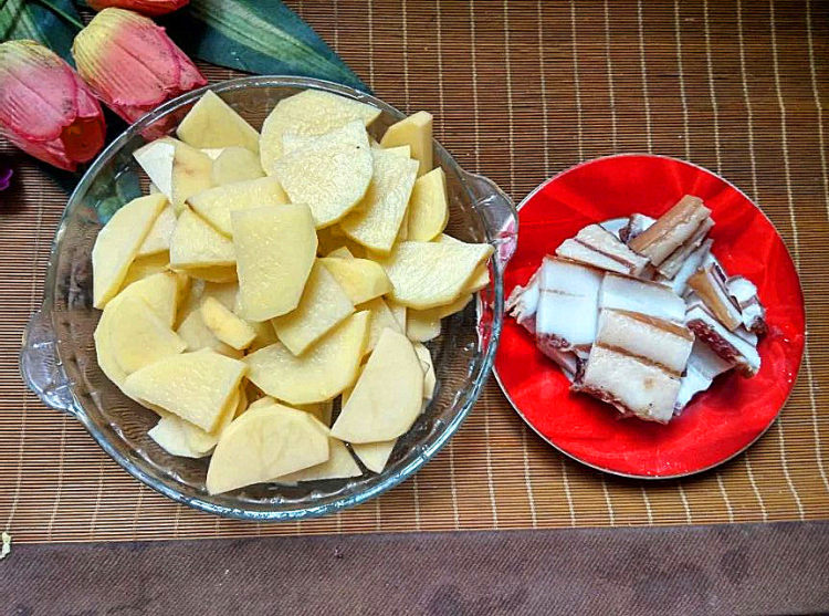 腊肉炒土豆步骤1