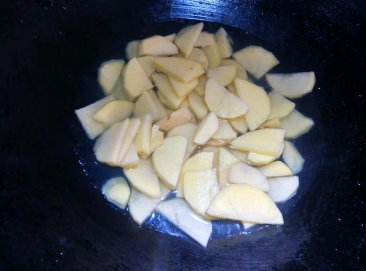 腊肉炒土豆步骤2