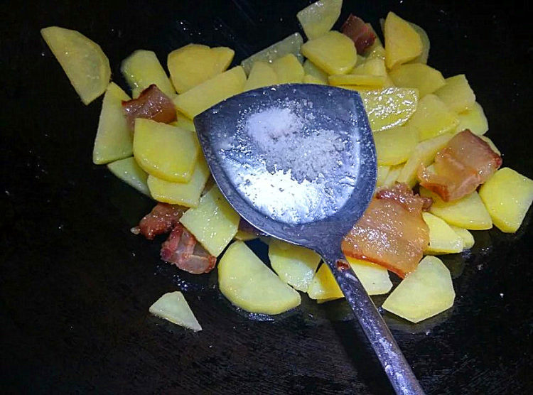 腊肉炒土豆步骤5
