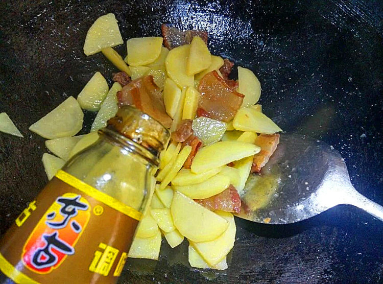腊肉炒土豆步骤6