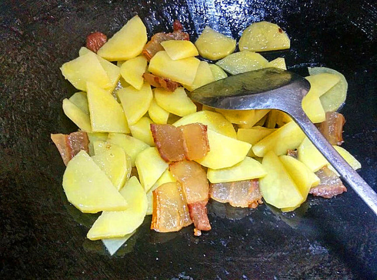 腊肉炒土豆步骤4