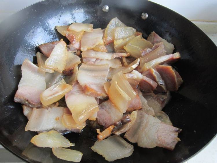 干豇豆炖腊肉步骤4
